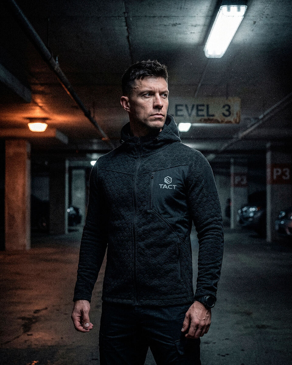 MATRIX чорна, стоїть у паркінгу